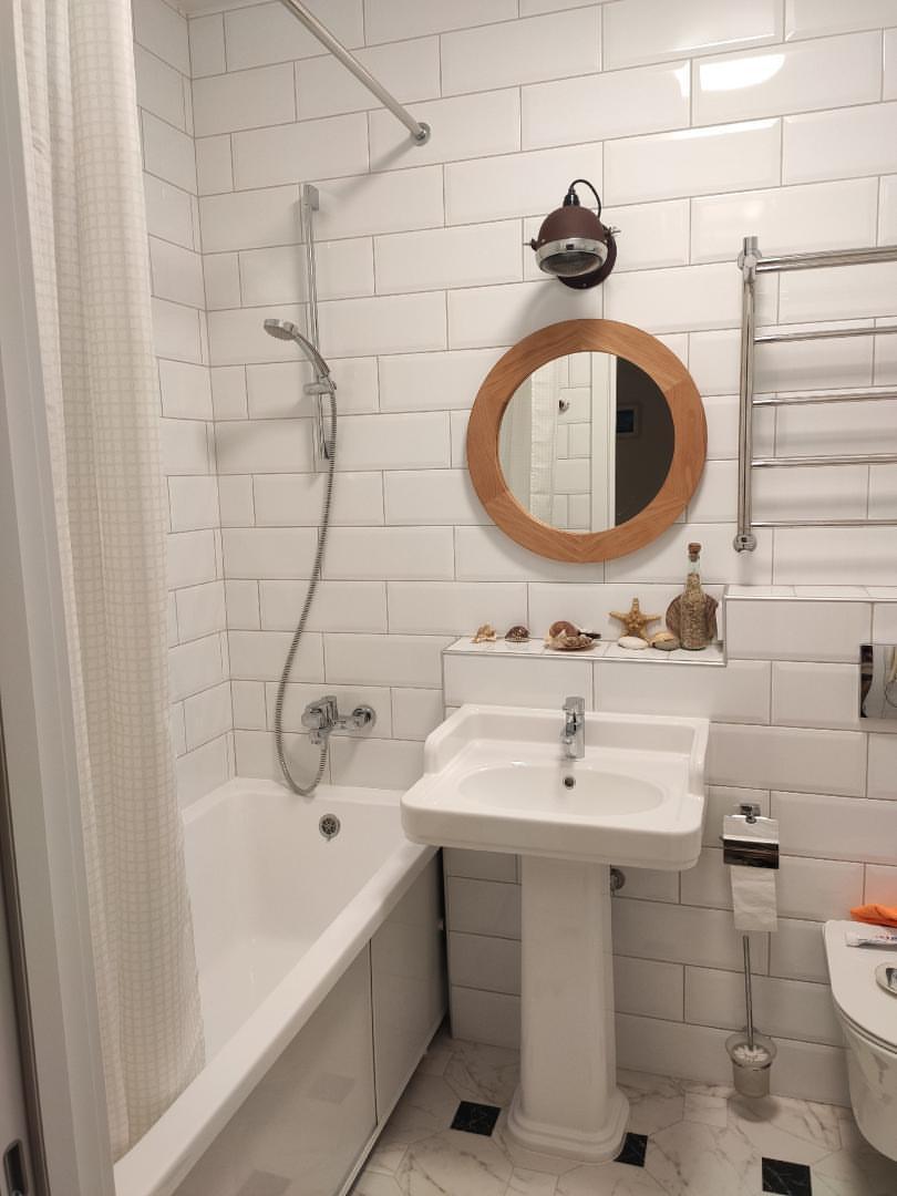 Круглое зеркало 60 см в интерьере ванной без подсветки