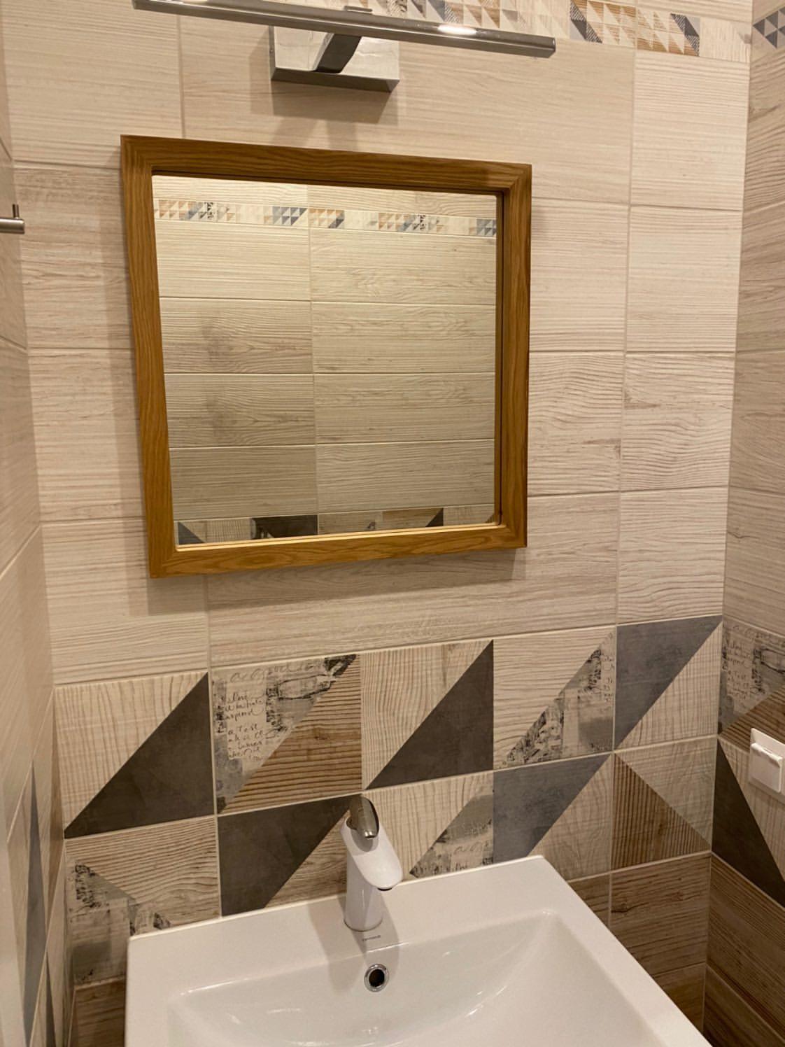 Зеркало квадратной формы в дубовой раме на стену в ванную комнату