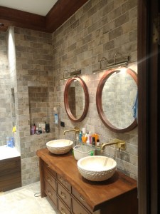 Круглое деревянное зеркало из массива дуба цвет орех или венге в интерьере ванной с двумя раковинами