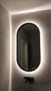 Зеркало капсульной формы в черной раме с подсветкой
