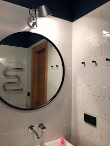 Черное зеркало в тонкой раме в интерьере ванной