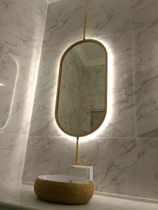 Зеркало в золотой раме на штанге с подсветкой