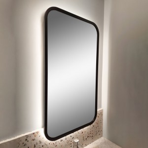 Большое настенное прямоугольное зеркало в черной раме с подсветкой