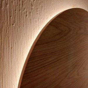 Круглый деревянный светильник бра из массива дерева на стену