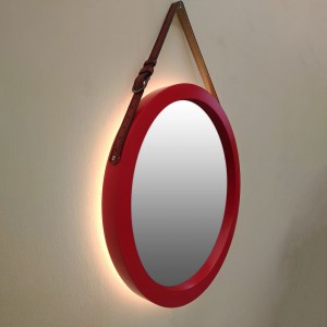 Круглое красное зеркало на кожаном ремне с перфорацией с подсветкой