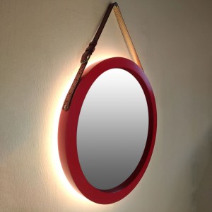 Круглое красное зеркало на кожаном ремне с перфорацией с подсветкой