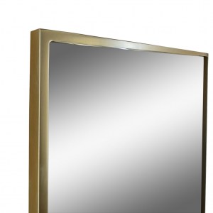 Зеркало в золотой раме прямоугольное